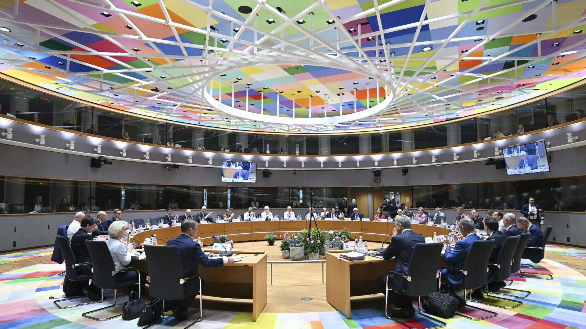 Los líderes de la UE se 'parten' sobre la relación con China pero estrenan la era pos-Orbán con unanimidad sobre Ucrania