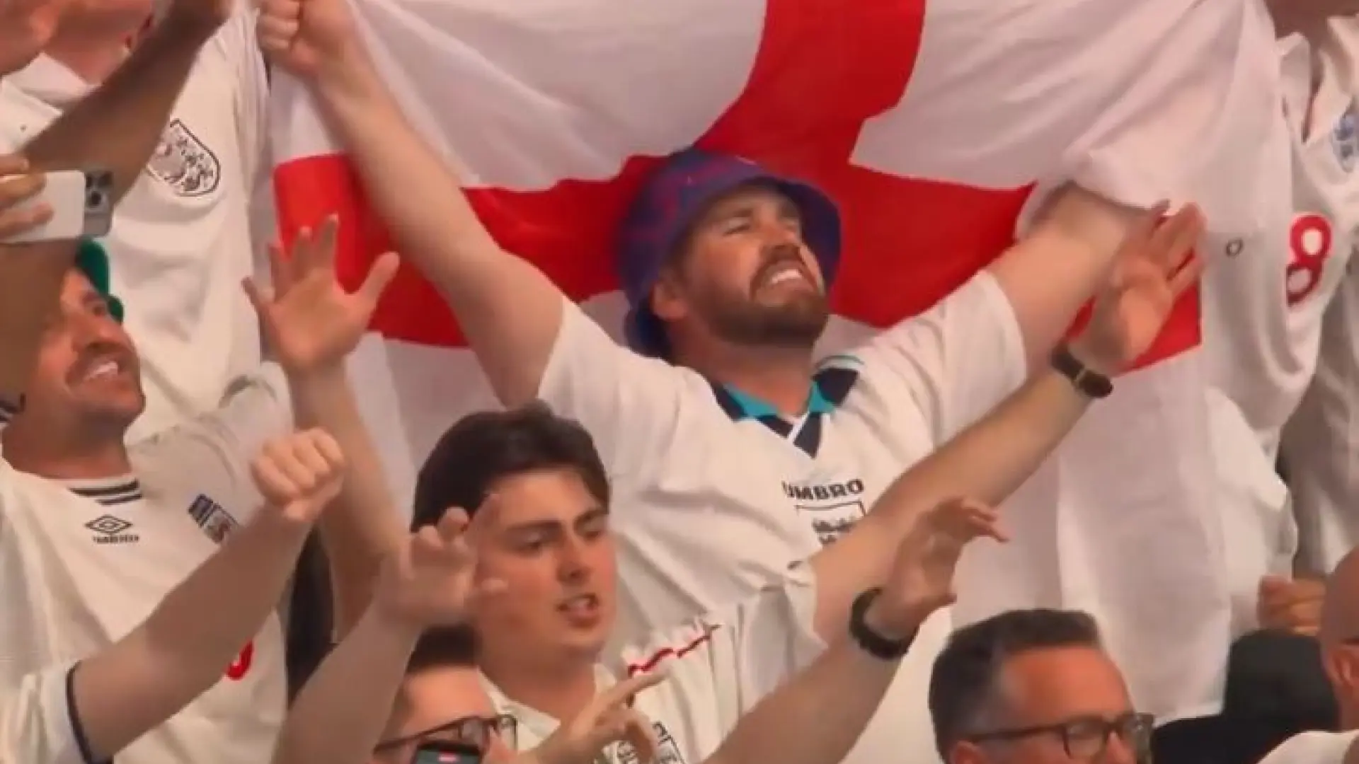 ¿Cuál sería su equivalente en España? El debate en redes tras el vídeo viral de los fans ingleses cantando 'Wonderwall' en el Mundial