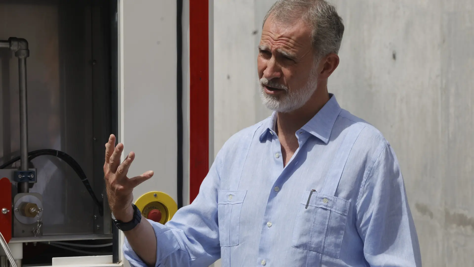 El rey Felipe se pone la guayabera en un acto oficial para 'crear' tendencia contra el calor