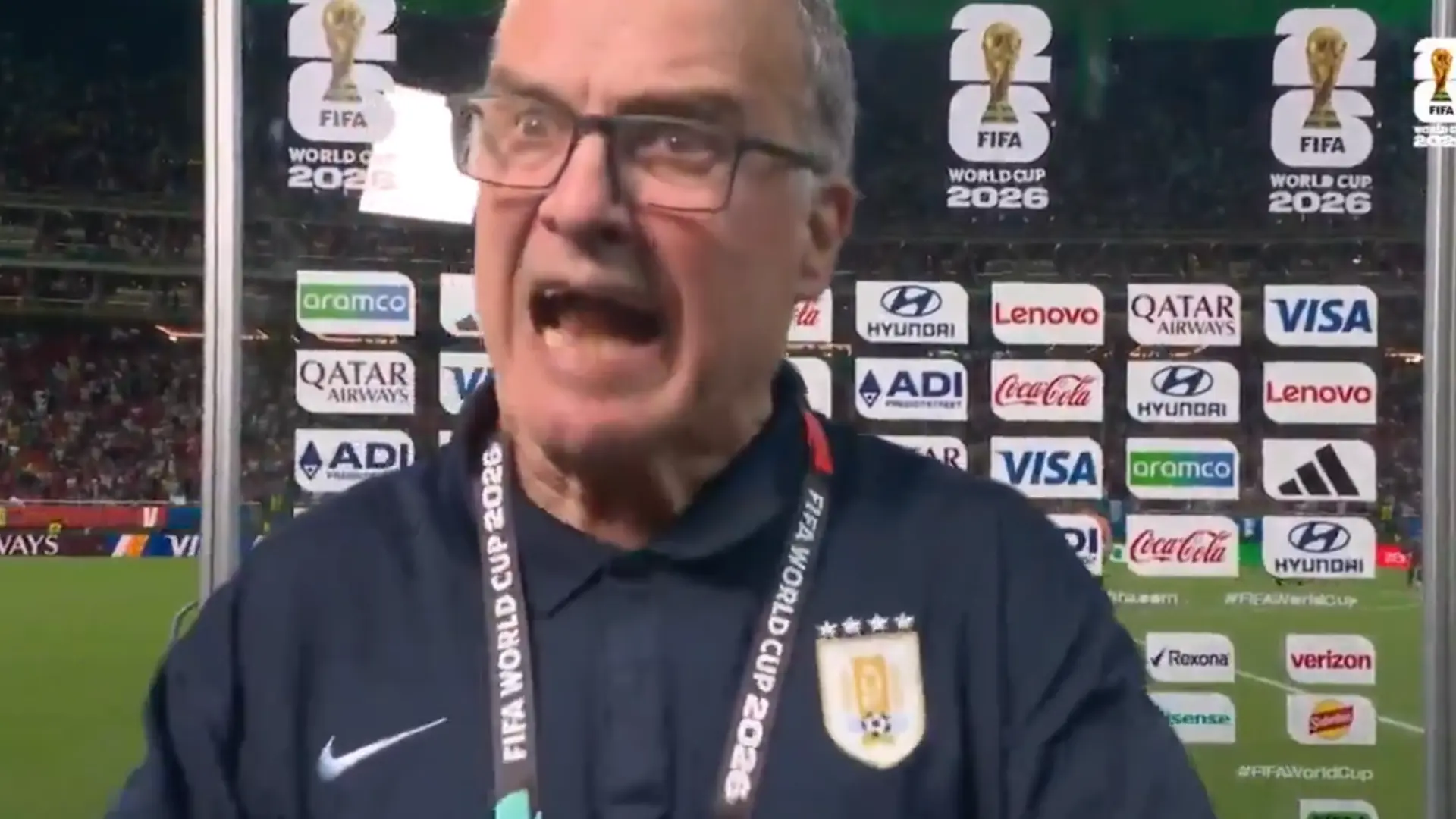 Uruguay la toma con la prensa tras ser eliminada contra España: Bielsa pierde los papeles y ningún jugador sale a hablar
