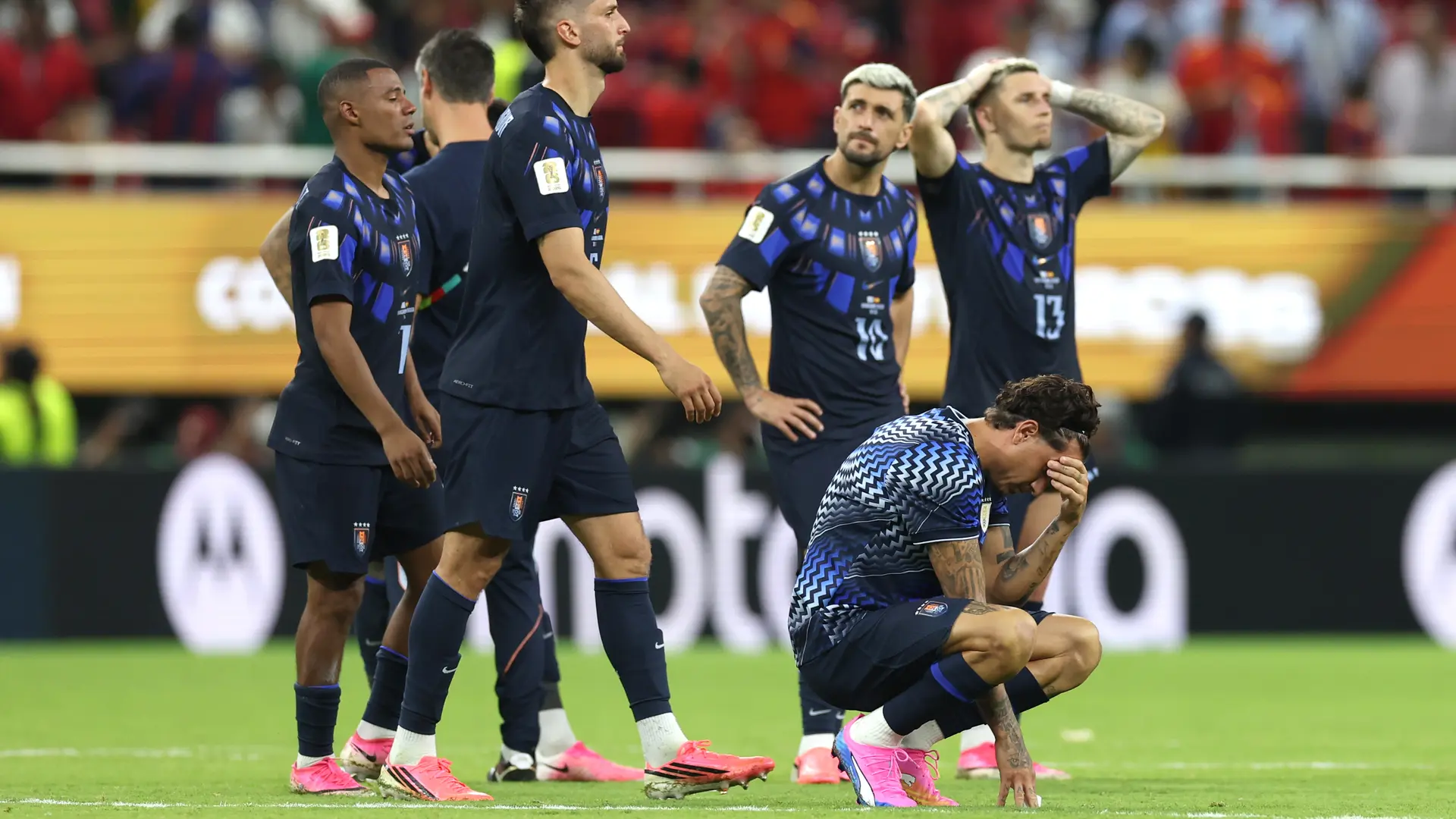 Duro castigo de Uruguay a sus jugadores tras ser eliminados del Mundial: cancela el chárter y volverán en vuelos comerciales