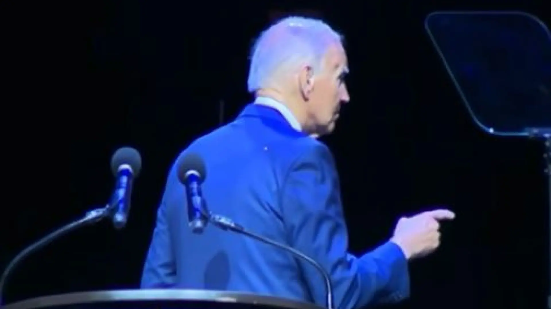 Joe Biden preocupa por su estado en un mitin del Partido Demócrata: con tos persistente y despistado para abandonar el escenario