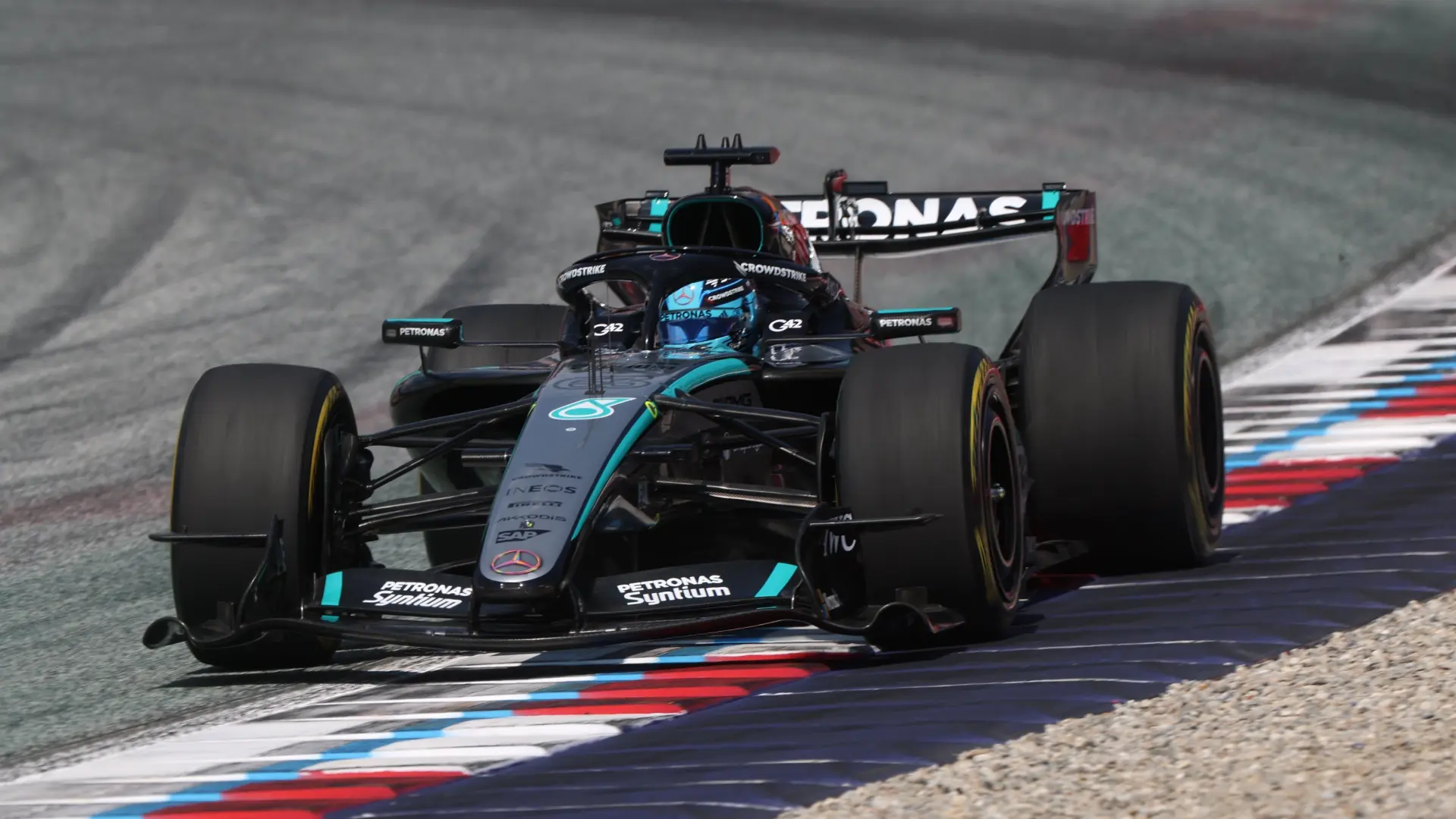 Fernando Alonso y Carlos Sainz viven sendos infiernos en un GP de Austria de F1 dominado por George Russell