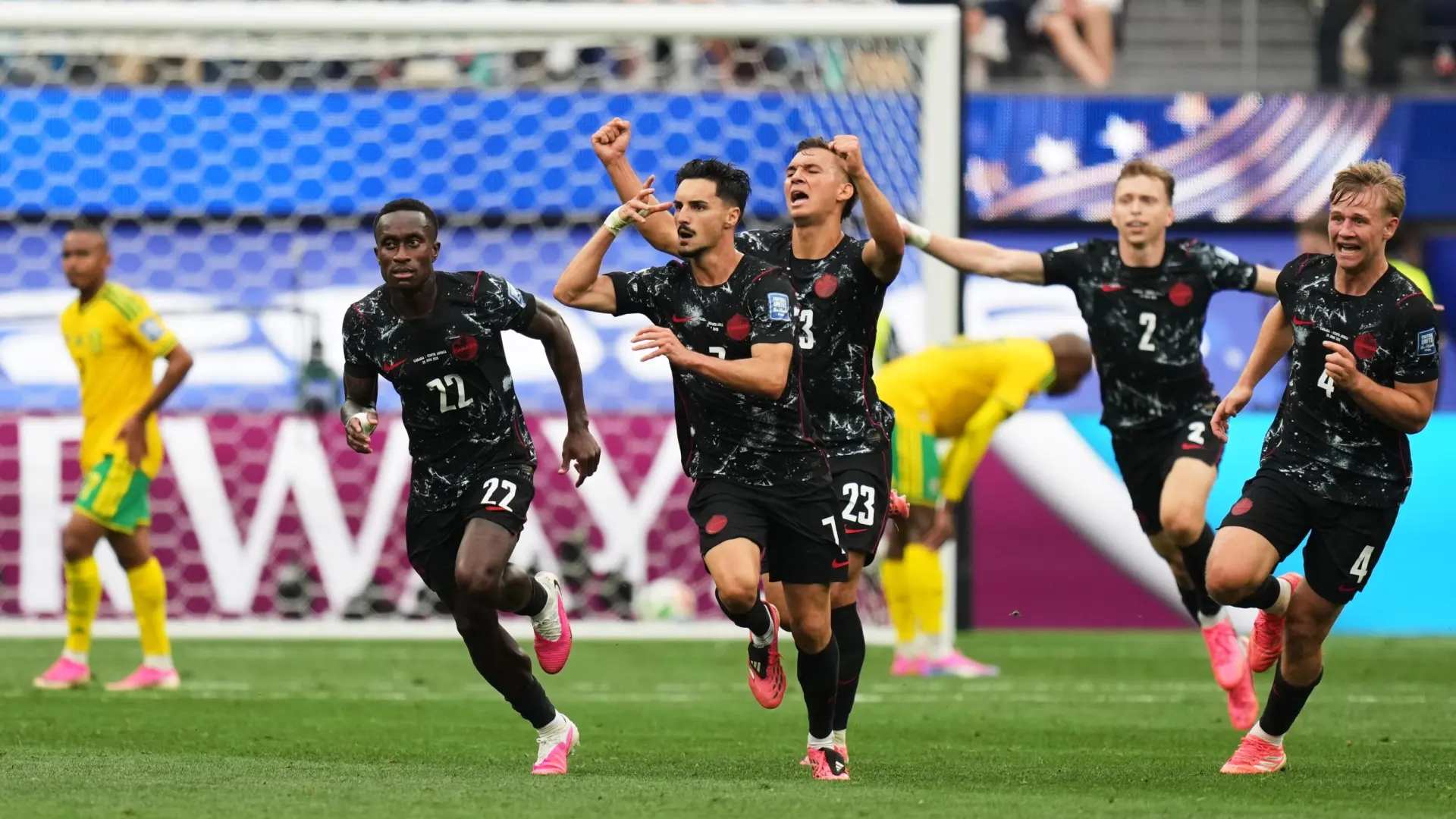 Canadá tumba a Sudáfrica con un gol 'in extremis' para llevarse el primer billete a octavos del Mundial 2026