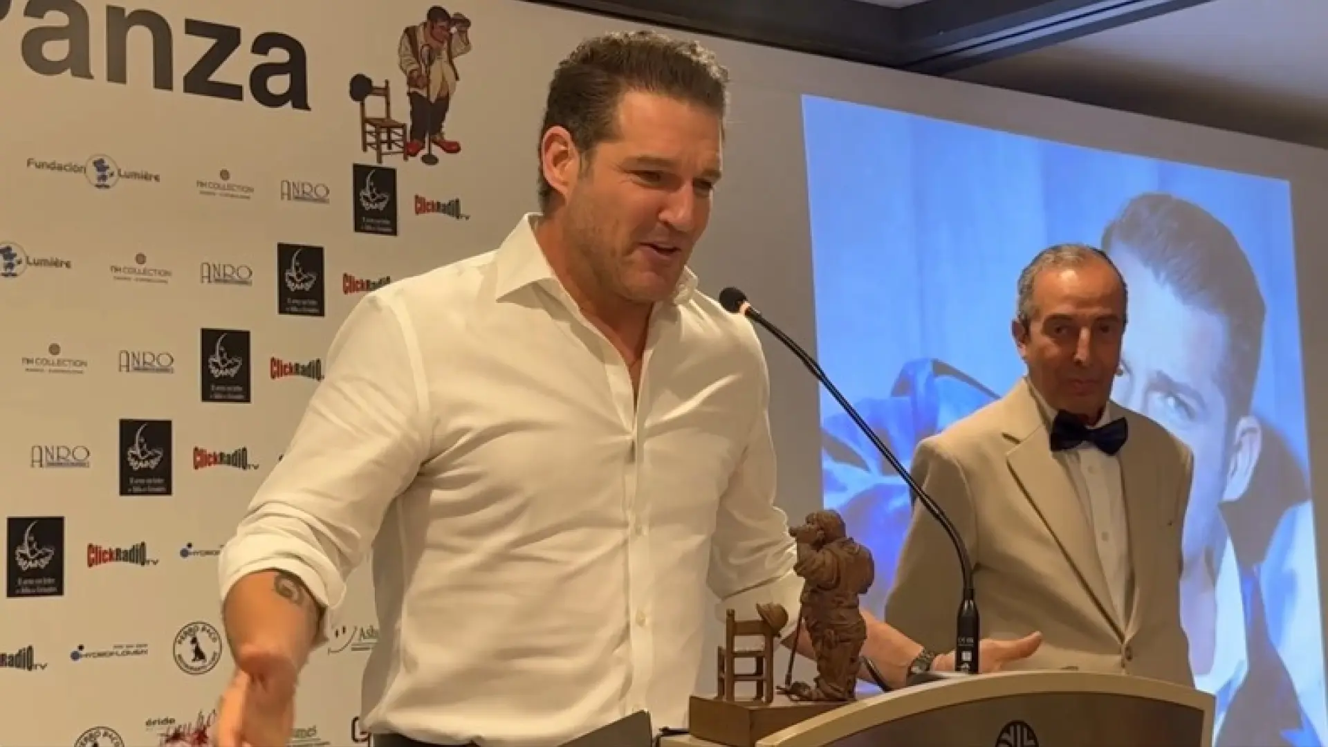 Manu Tenorio dedica su último premio a su mujer, Silvia Casas: «Ser pareja de un artista es más complicado que ser artista»
