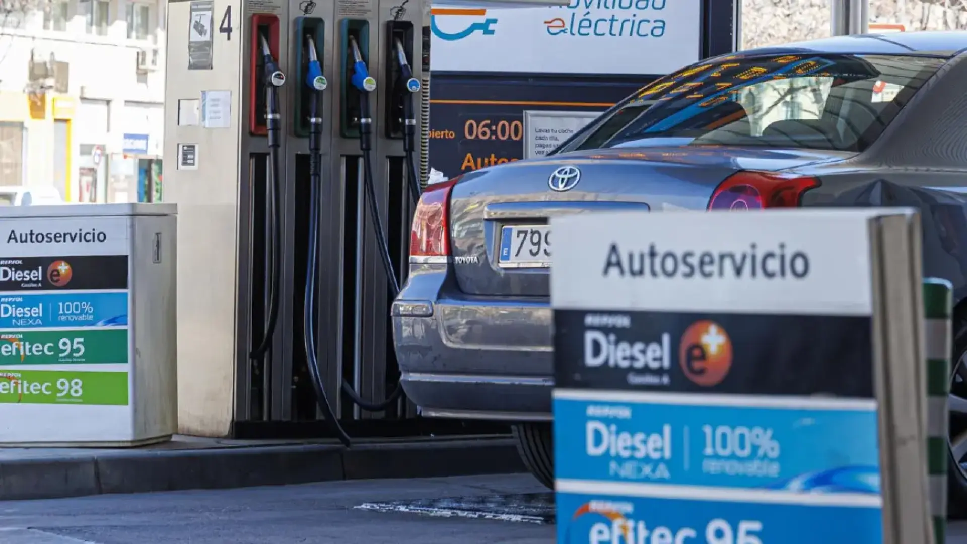 Petroleras y estaciones de servicio advierten de que los consumidores pagarán más por la gasolina desde mañana pese a la ayuda de 15 céntimos