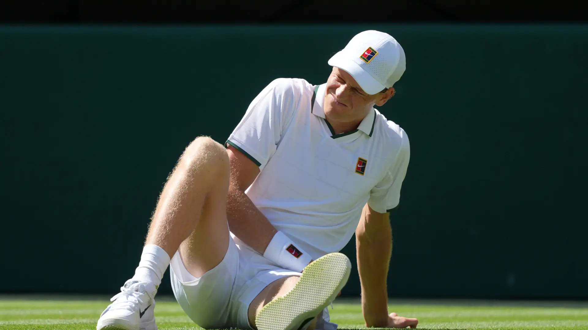 Jannik Sinner coquetea con el abismo en Wimbledon: se cae, se levanta y ahuyenta fantasmas