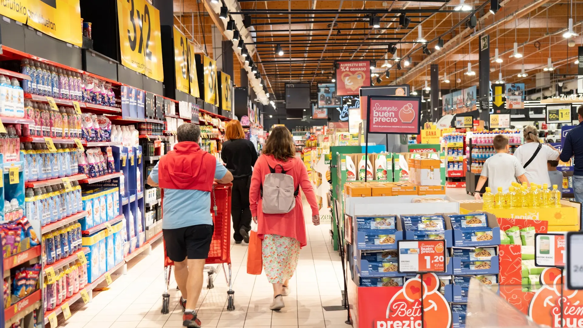 La patronal de los grandes almacenes prevé que el consumo privado crezca siete décimas menos por Irán y la subida de los tipos de interés este año