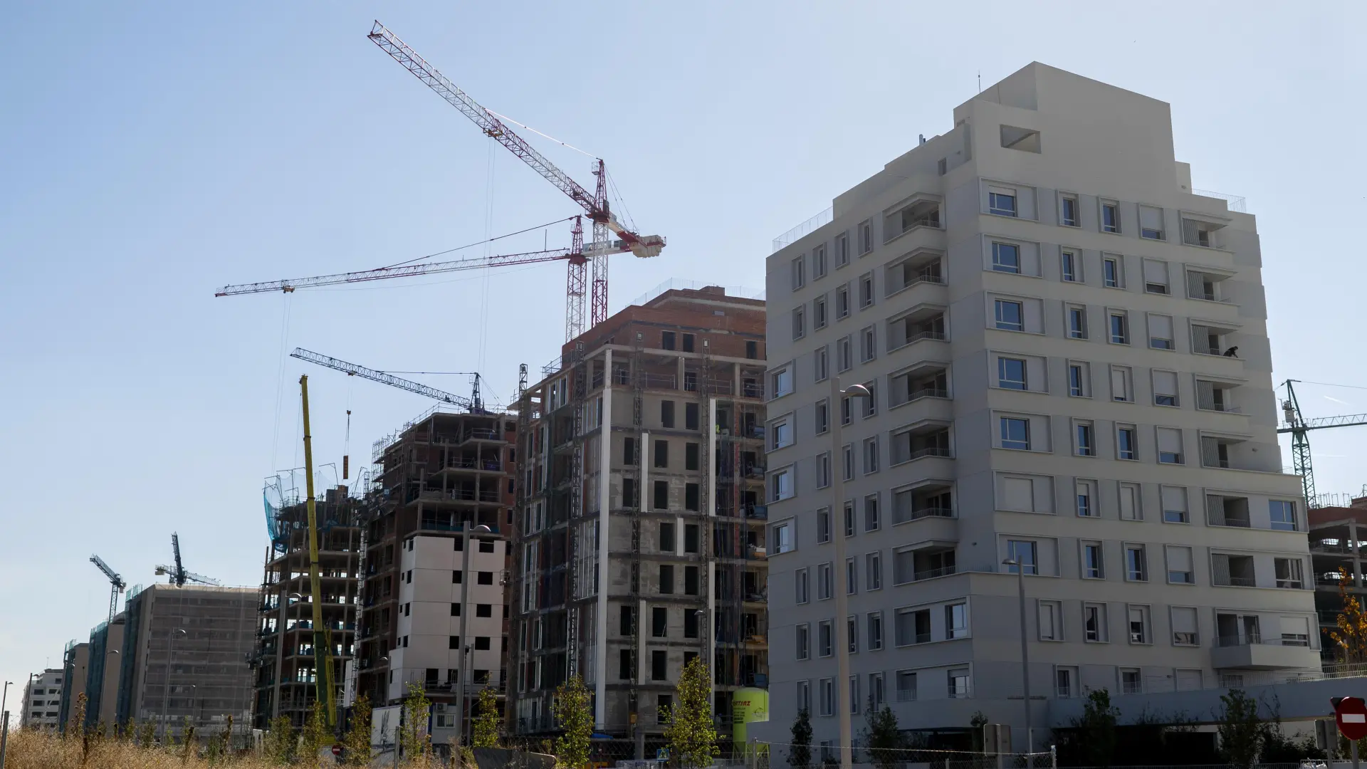 España sigue acumulando 450.000 viviendas de la burbuja vacías y sin vender mientras se ralentiza el ritmo de crecimiento del parque