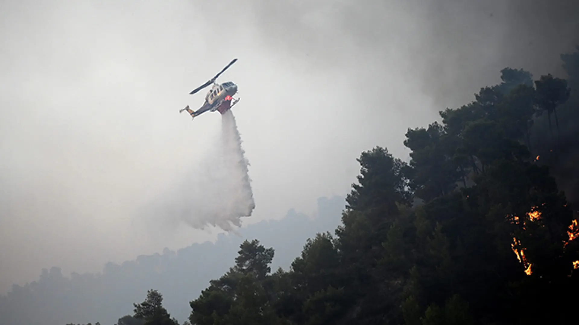 Un gran incendio obliga a cortar durante horas la principal autovía de Grecia