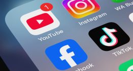 Francia avanza hacia una prohibición más estricta de celulares y redes sociales para menores