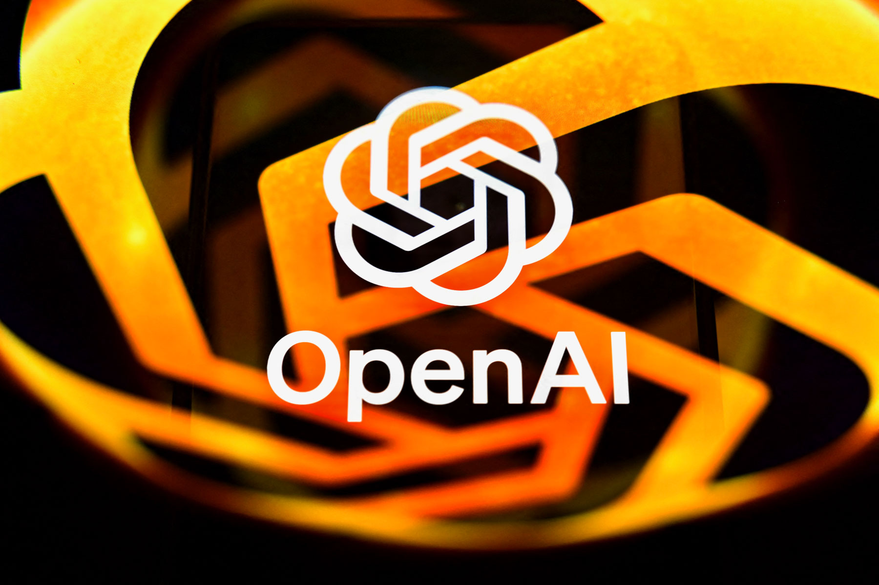 CDATA[
El gigante tecnológico Apple presentó una demanda contra OpenAI y dos exempleados, acusando “apropiación indebida” de secretos comerciales que ayudarían a la empresa matriz de ChatGPT en su incursión en el hardware de consumo. Esta demanda representa un nuevo nivel en la escalada entre ambos gigantes de la tecnología, después de meses de tensión entre ambas compañías.
Apple acusa sustracción de información confidencial
![