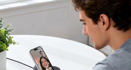 Lo que más me gusta de este cargador inalámbrico no es que cargue dos dispositivos. Es que también funciona como soporte para el iPhone