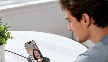 Lo que más me gusta de este cargador inalámbrico no es que cargue dos dispositivos. Es que también funciona como soporte para el iPhone