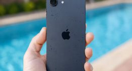 Llevar el iPhone a la piscina y playa no es tan seguro como parece. Mojarlo no es buena idea aunque esté certificado
