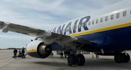 Ryanair impide en Madrid subir al avión a una pareja por grabar con el móvil en la puerta de embarque