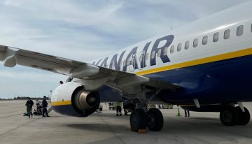 Ryanair impide en Madrid subir al avión a una pareja por grabar con el móvil en la puerta de embarque