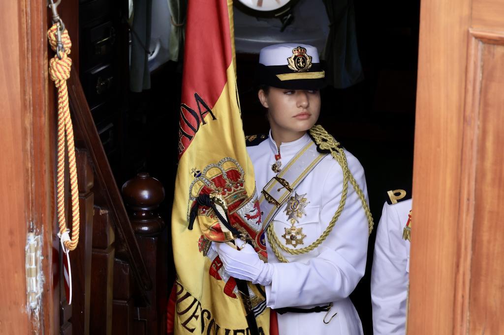 La Princesa de Asturias, al llegar al Uruguay durante el crucero de instrucción del Juan Sebastián de Elcano.