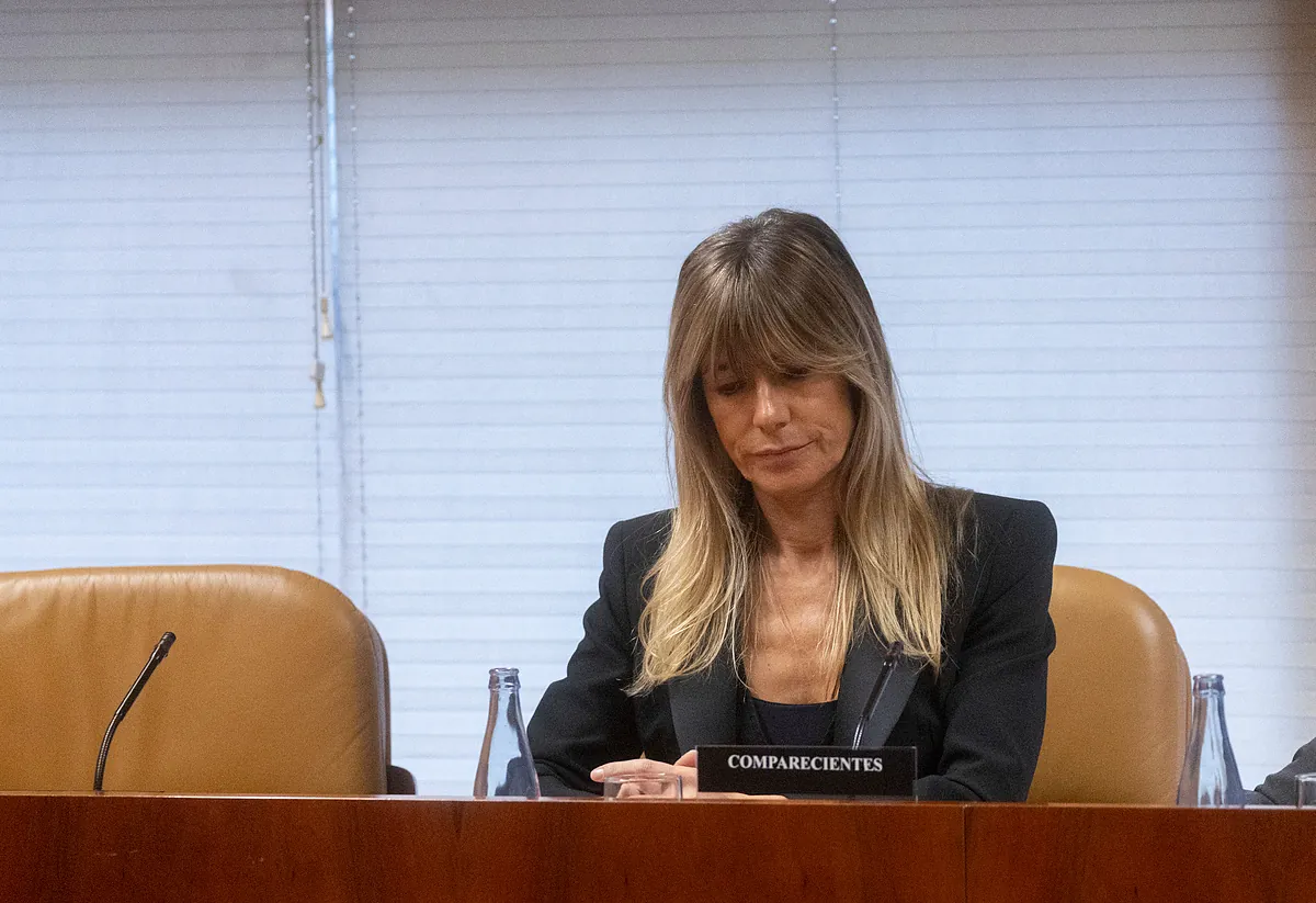 Begoña Gómez entrega al juez sus billetes de avión al Reino Unido y critica a Peinado por formular una exigencia «materialmente imposible»