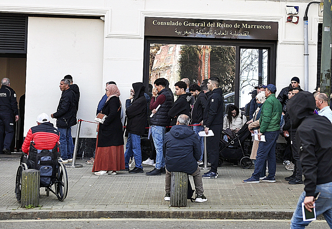 Cientos de personas frente al consulado de Marruecos en Bilbao aguardan para conseguir su certificado de antecedentes penales.