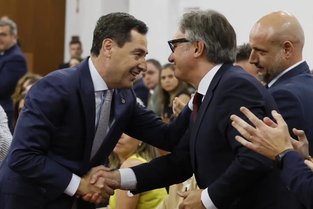 Moreno limita el alcance de la 'prioridad nacional' pactada con Vox: «Es mentira que se vaya a dejar a migrantes sin sanidad o a los niños se los vaya a desescolarizar»