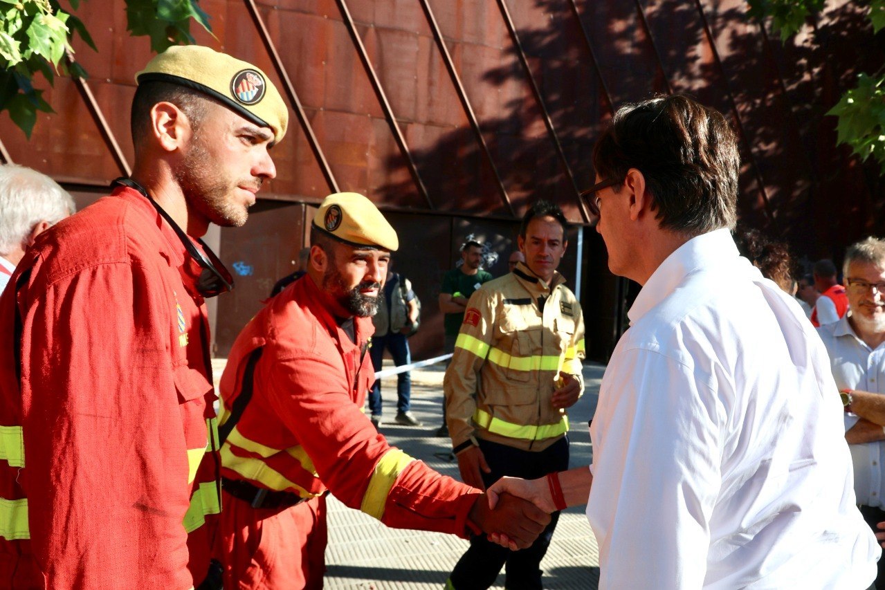 El presidente de la Generalitat, Salvador Illa, saluda a miembros de la UME en La Bisbal d'Empordà (Girona).