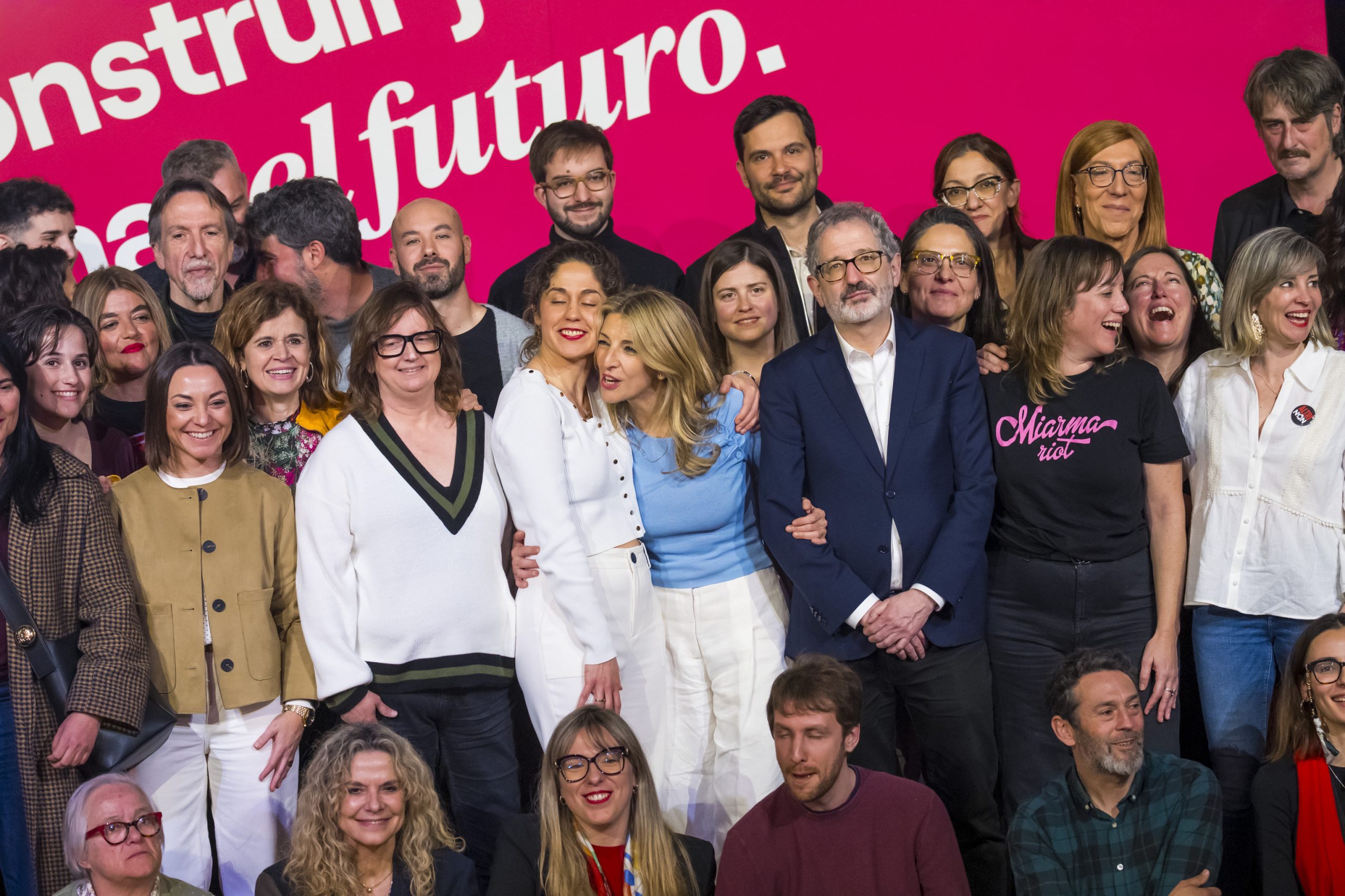 Díaz abraza a Lara Hernández y Carlos Martín, tras ser elegidos coordinadores de Movimiento Sumar, en su segundo congreso en 2025.
