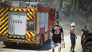 Los incendios simultáneos en Cataluña tensionan a los bomberos y obligan a replantear la estrategia