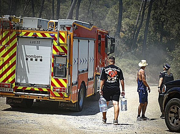 Bomberos y voluntarios en Sentmenat