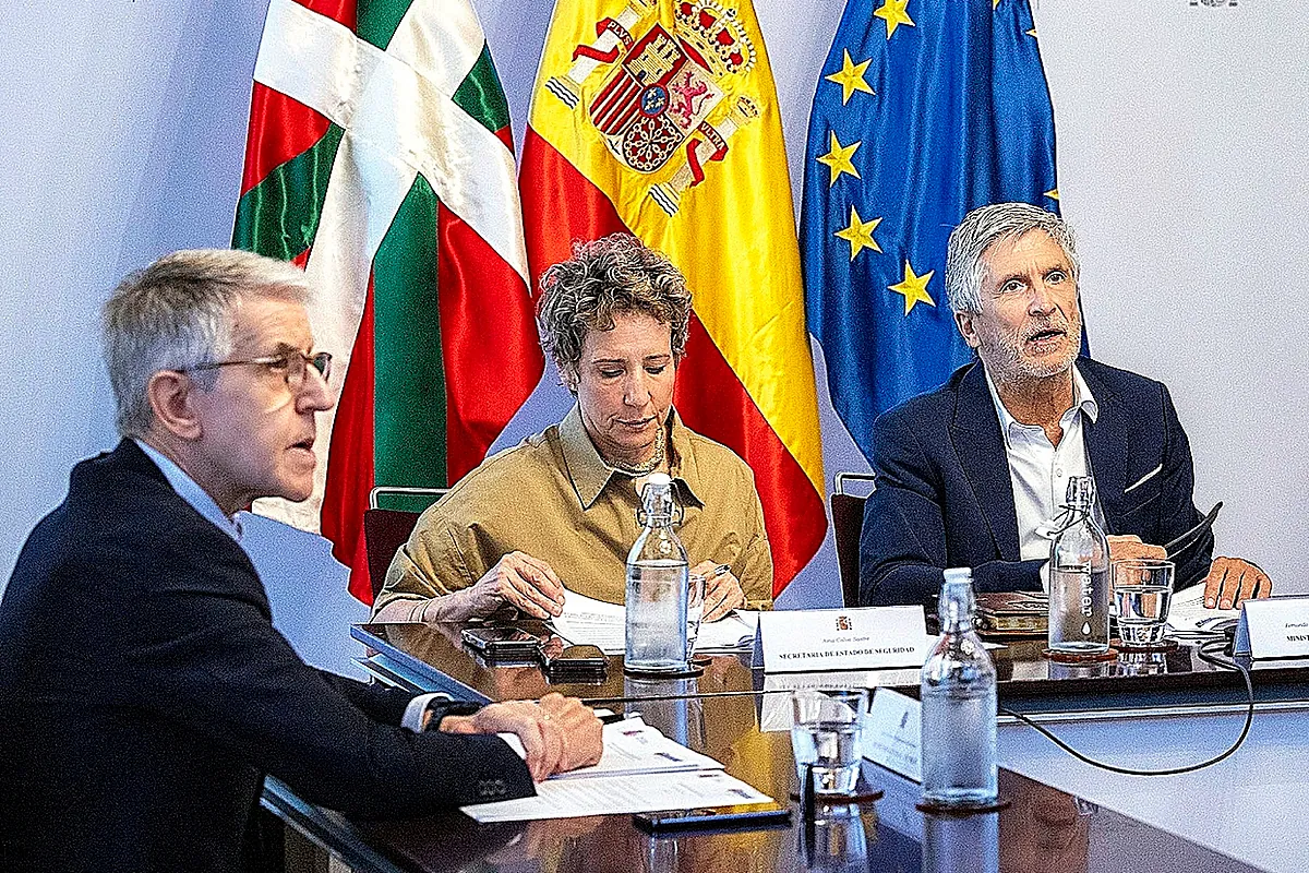 País Vasco logra la «participación» de su policía en las expulsiones de inmigrantes que Cataluña ansía