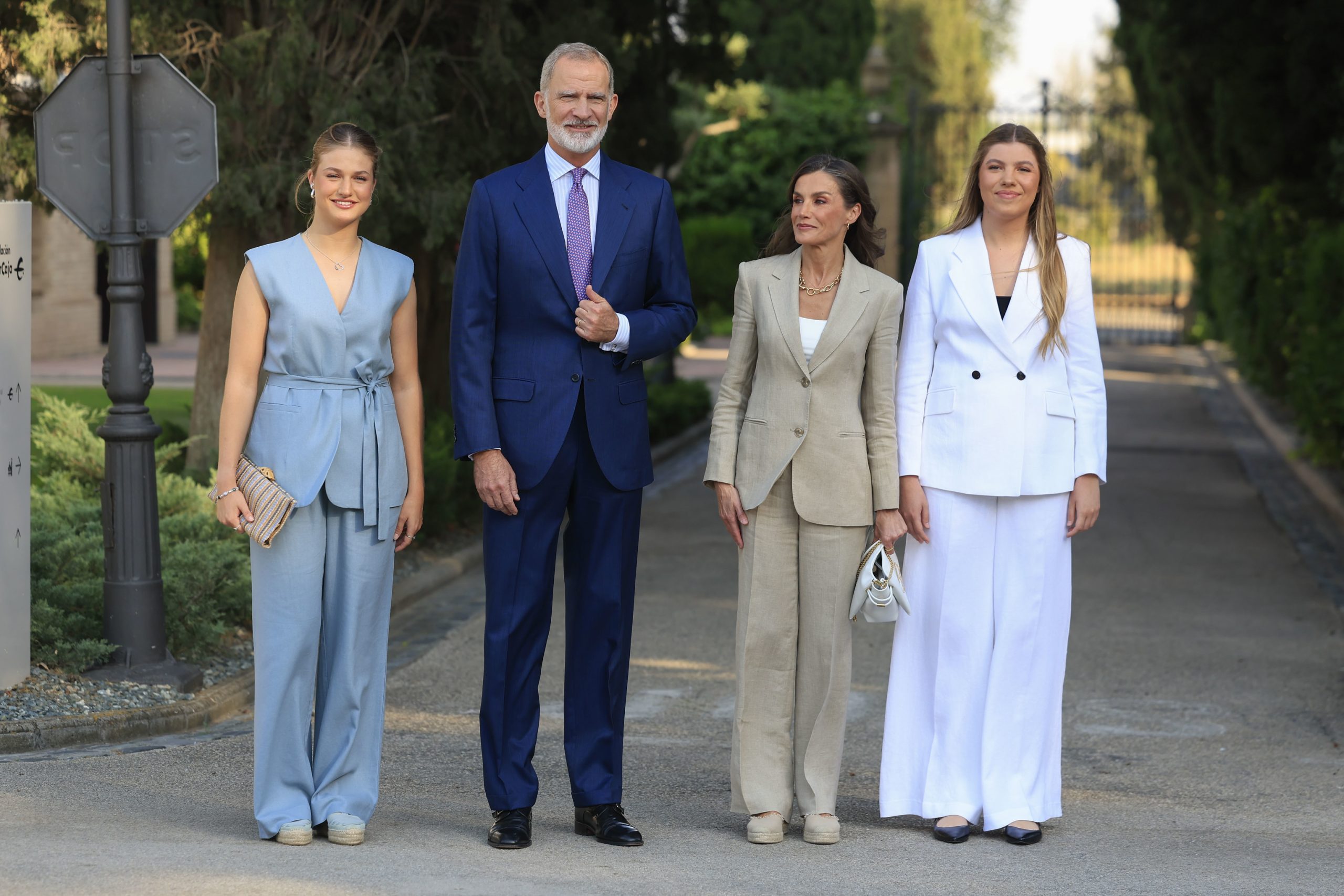 La Infanta, apoyada por sus padres y su hermana