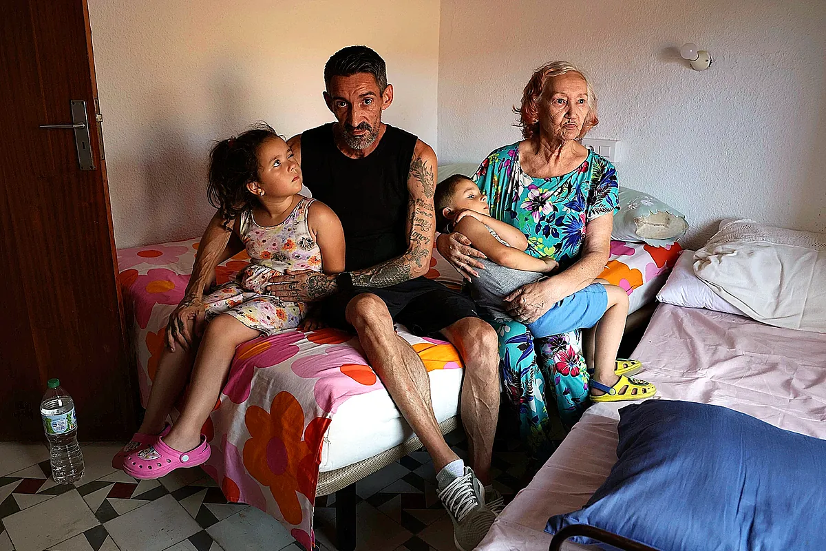 Evacuados de sus casas por el incendio de Los Gallardos: «Mi madre vivió la dana en Paiporta, yo recién operado y ahora esto»