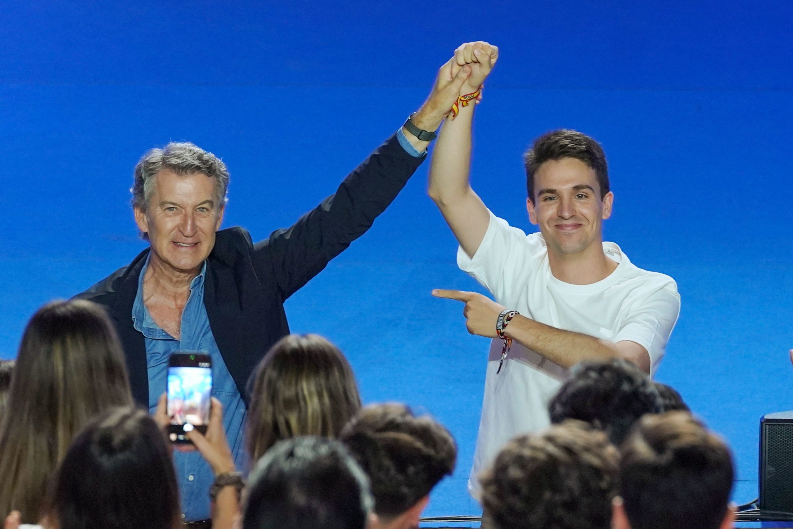 El presidente del PP, Alberto Núñez Feijóo (i), clausura el XVI Congreso de Nuevas Generaciones que renueva su dirección con un Ignacio Dancausa (d) como presidente