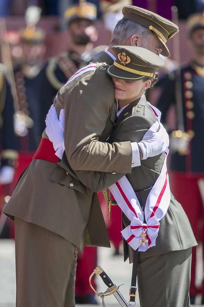 Felipe VI y la Princesa Leonor, en la entrega del despacho de alférez en Zaragoza.