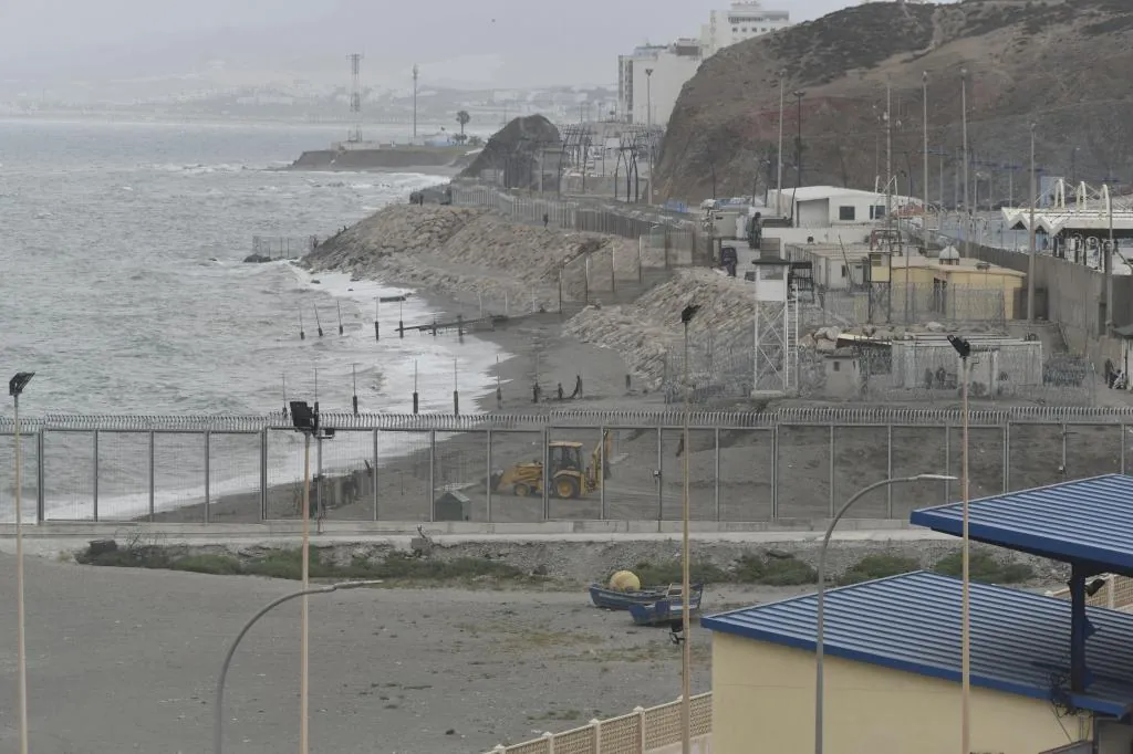 Decenas de migrantes intentan entrar a nado en Ceuta al finalizar el partido de España en una madrugada de máxima presión