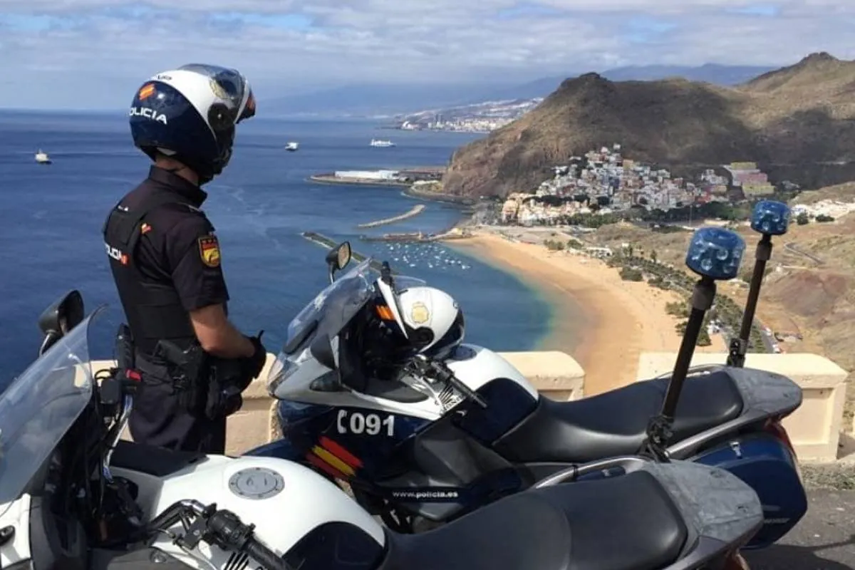 La Policía Nacional detona un artefacto explosivo en una playa de Ceuta