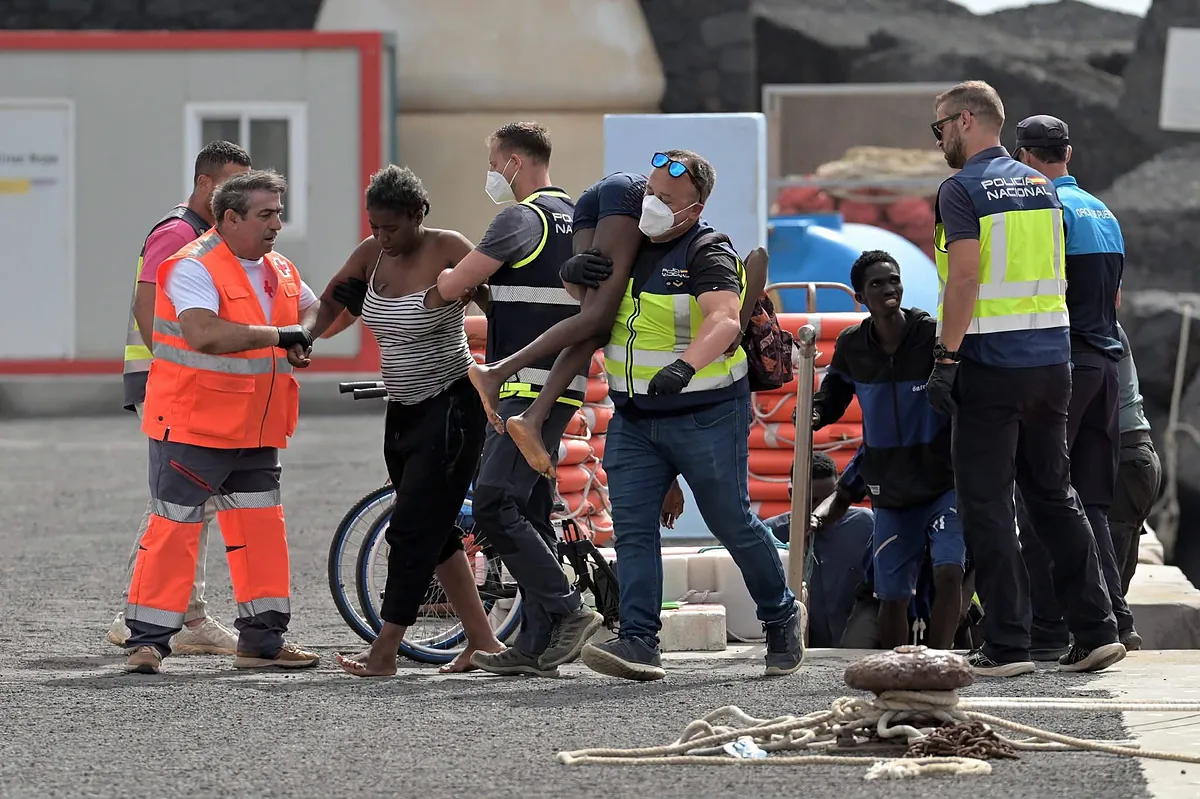Una mujer fallece tras la llegada a El Hierro de un cayuco con 165 migrantes y un bebé es evacuado en estado crítico a Tenerife