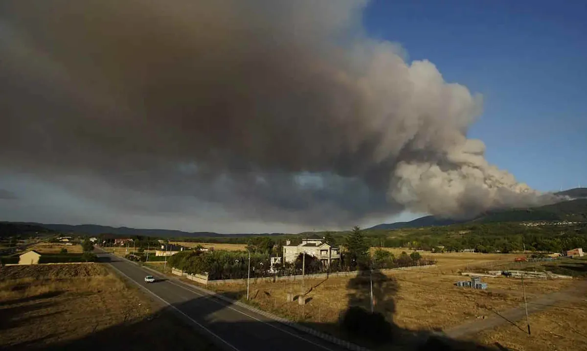 Las llamas obligan a evacuar dos pueblos de Castropodame (León) y asciende la peligrosidad de otro incendio en Ávila