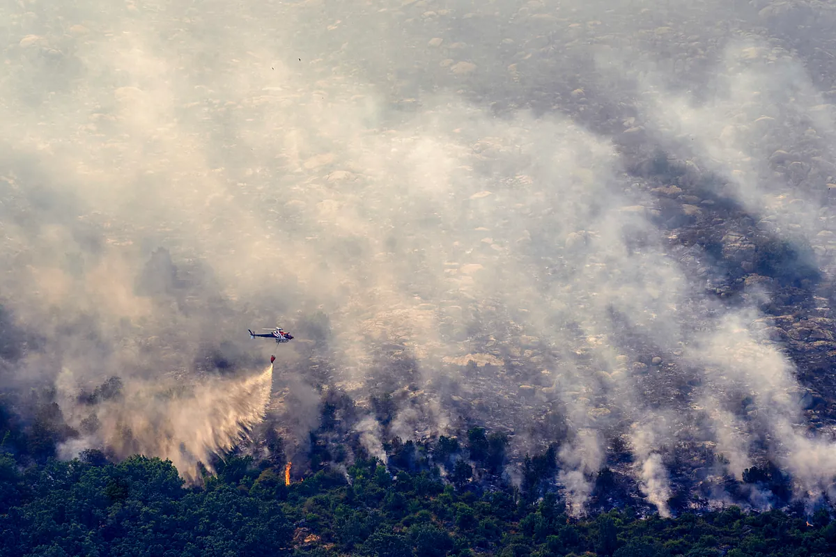 El fuego de Burgohondo (Ávila) obliga a confinar esta población, El Tiemblo y Navaluenga