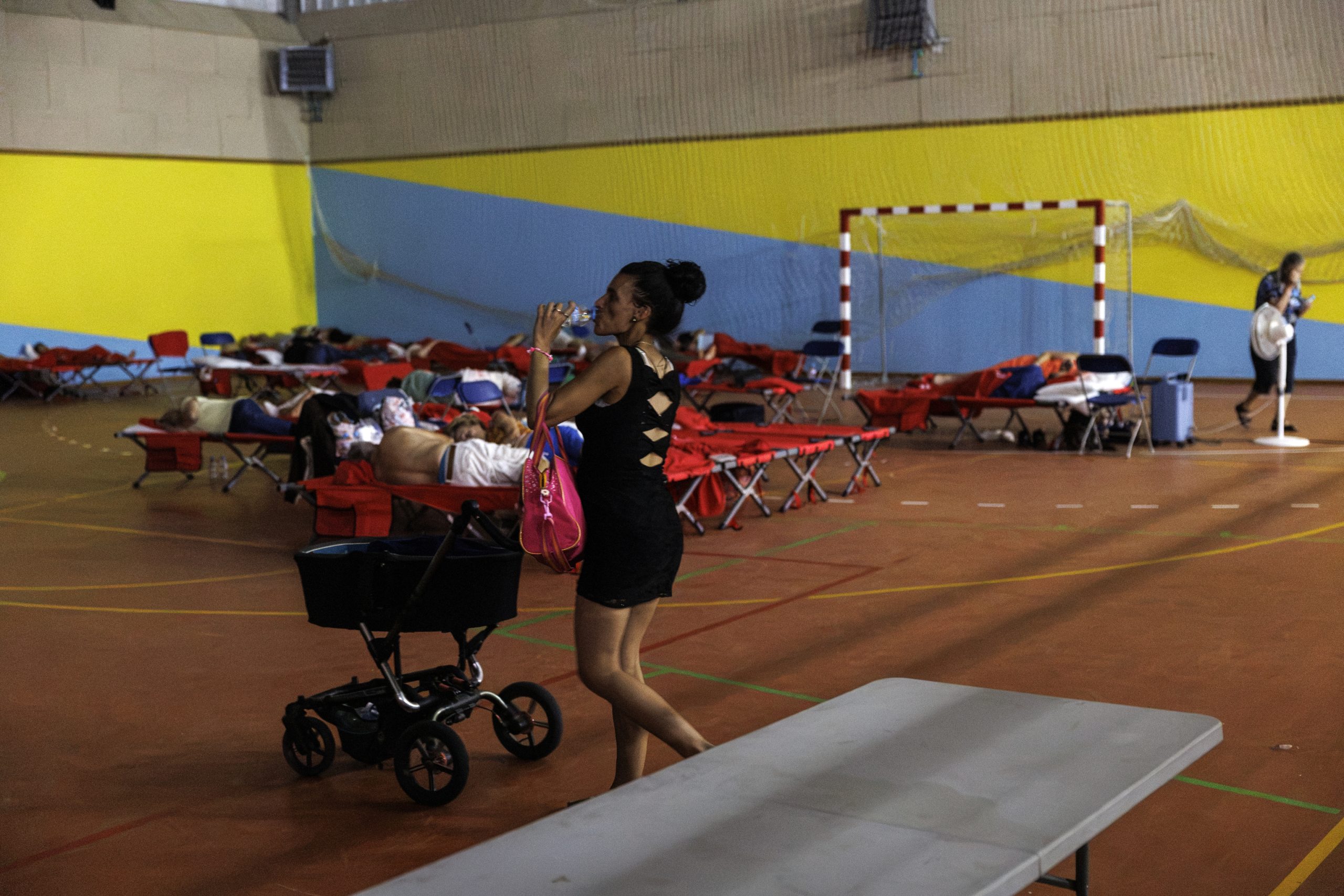 Desalojados por incendio en polideportivo de Burgohondo- El incendio que se declaró el miércoles en Burgohondo (Ávila) ha obligado a desalojar a 1.500 personas
