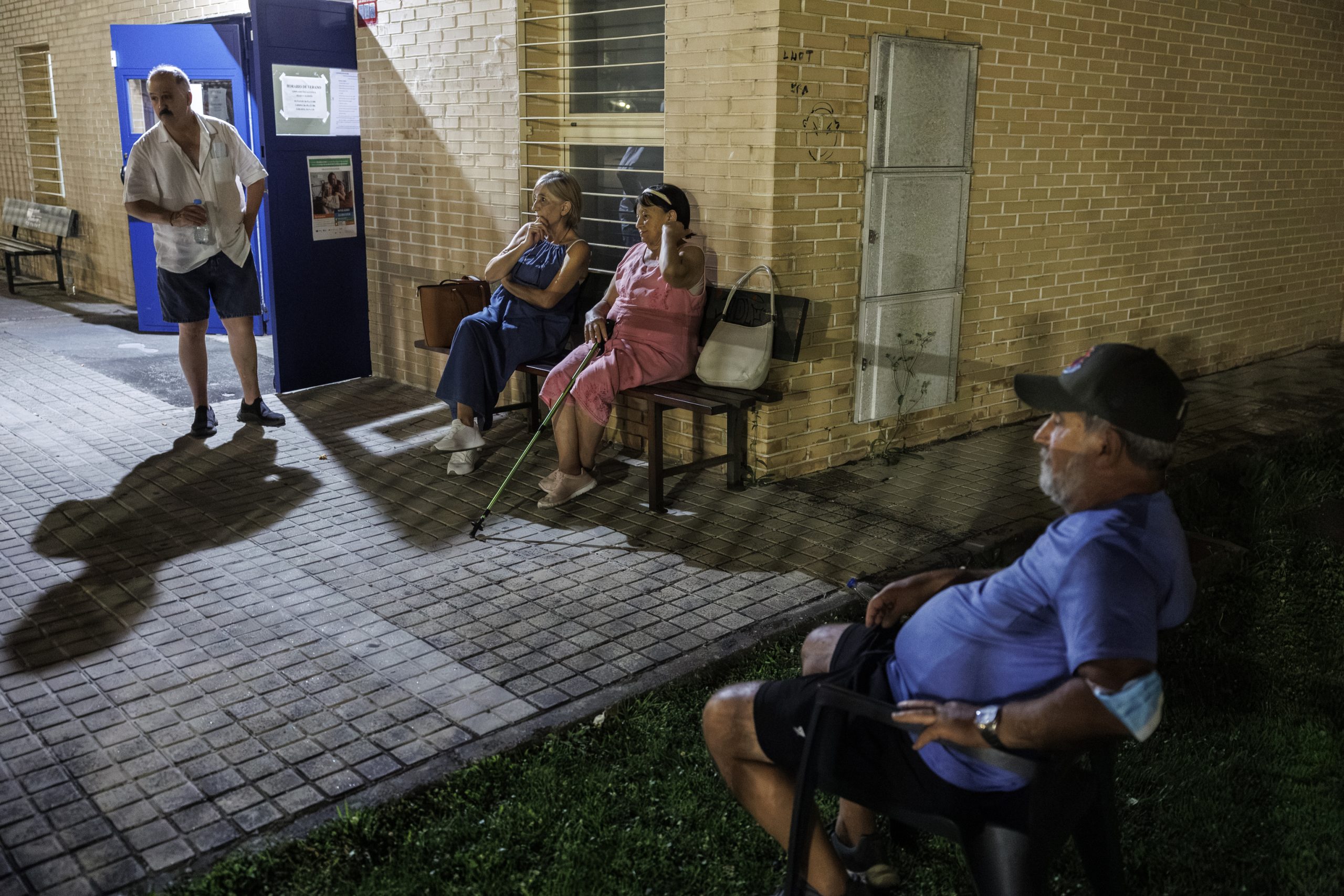 Desalojados por incendio en polideportivo de Burgohondo- El incendio que se declaró el miércoles en Burgohondo (Ávila) ha obligado a desalojar a 1.500 personas