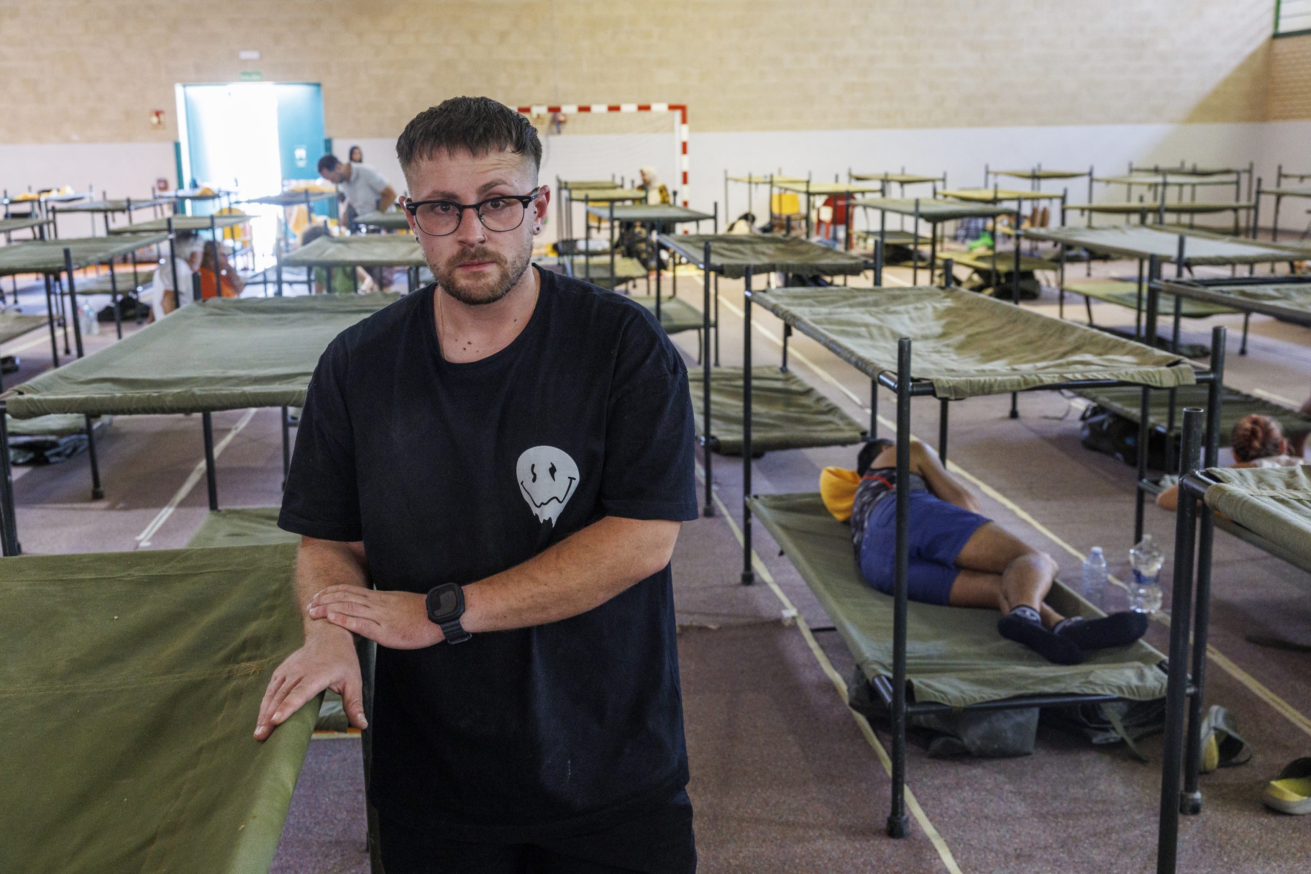 Ángel Ramírez, voluntario en el polideportivo de Villamanta
