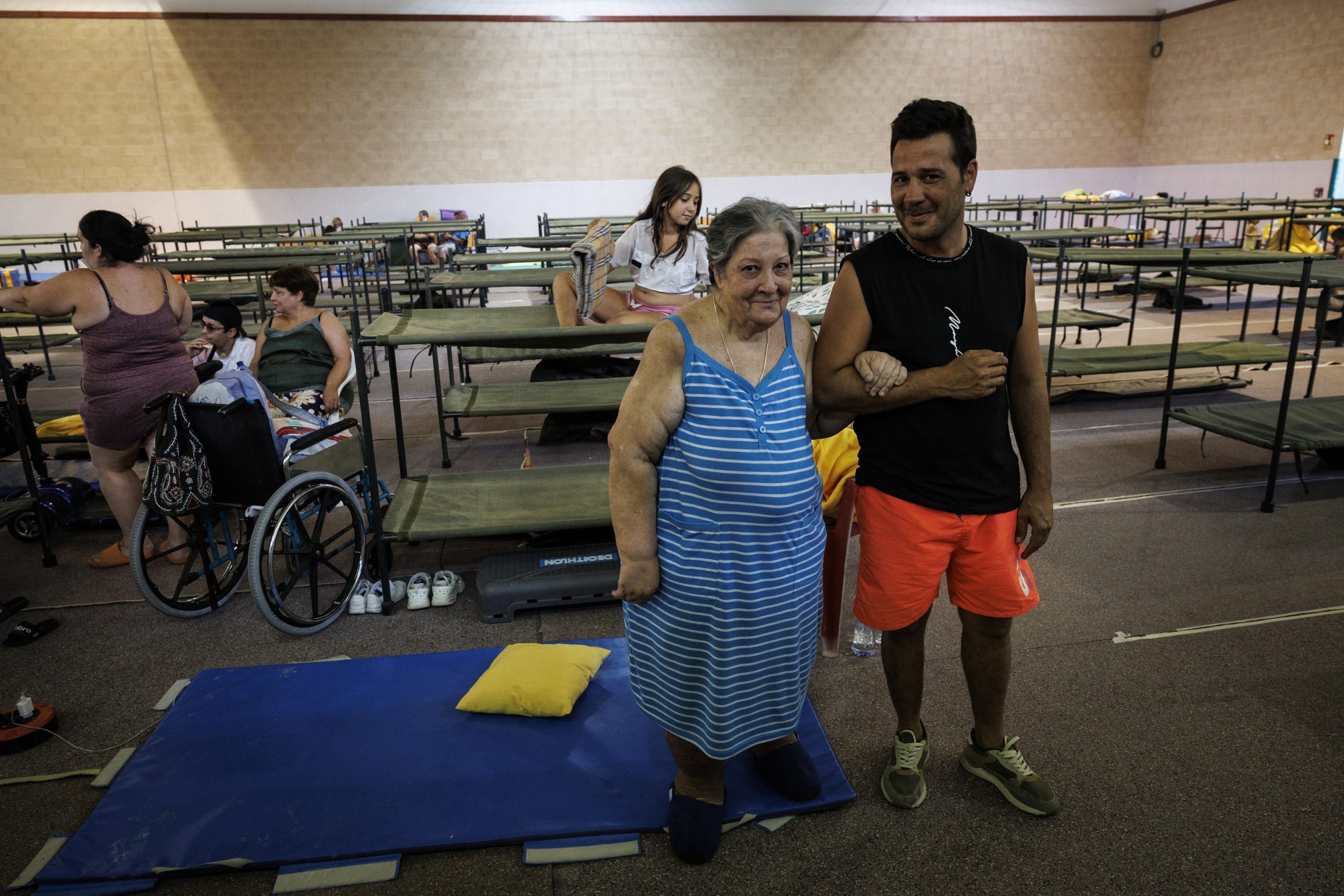 Ildefonsa y su hijo Christian, caminando por el polideportivo de Villamanta