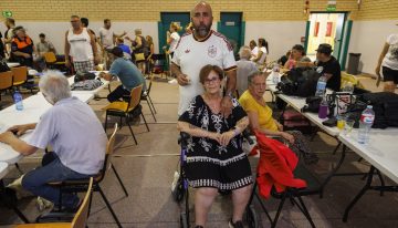Incertidumbre y angustia entre los miles de evacuados en los pueblos amenazados de Madrid: «Hoy estamos aquí, mañana no lo sabemos»