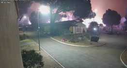 El camping de Pelayos de la Presa, dos caras divididas por una calle tras el paso del fuego: un lado salvado y otro, «devastado»