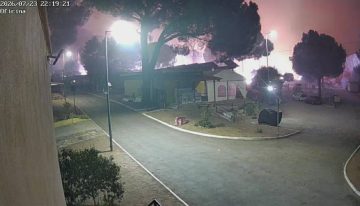 El camping de Pelayos de la Presa, dos caras divididas por una calle tras el paso del fuego: un lado salvado y otro, «devastado»