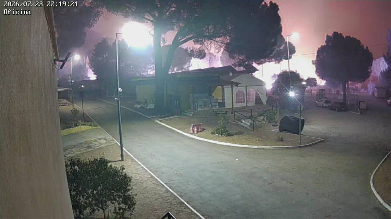 Las cámaras de vigilancia del camping La Ardilla Roja captan las llamas devorando el entorno