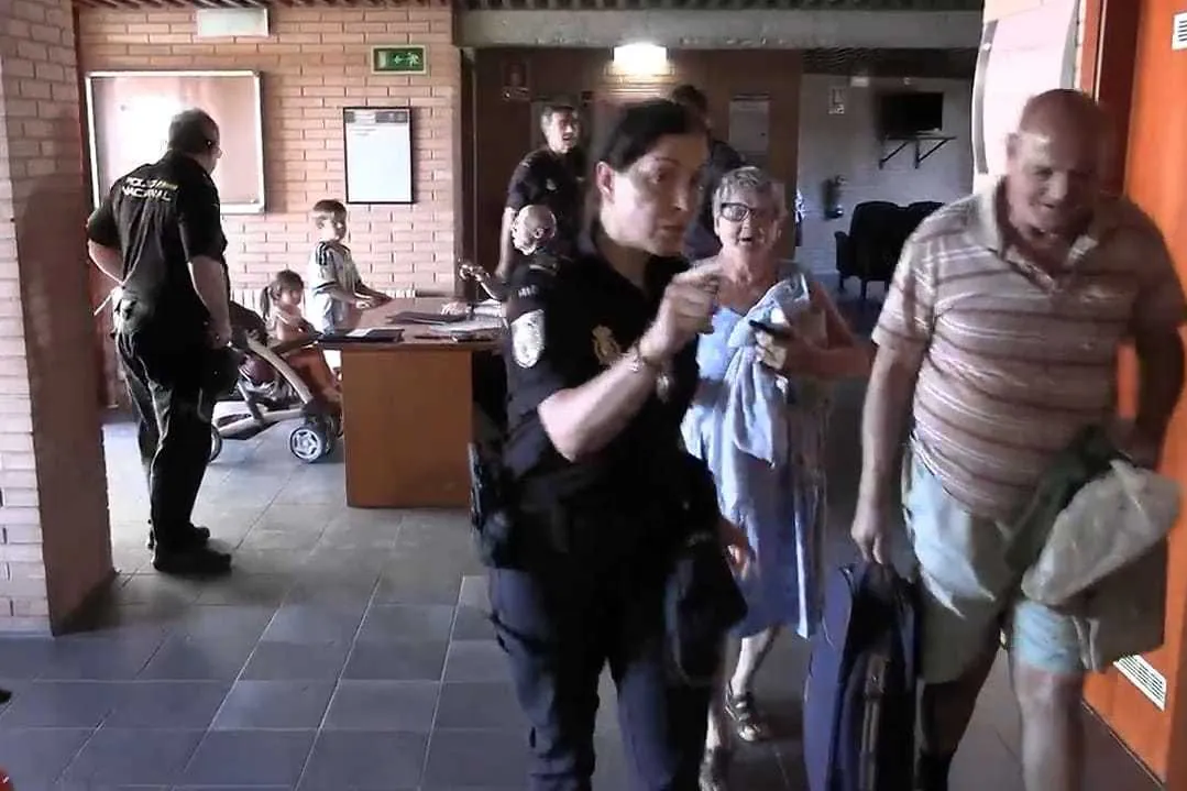 La Escuela de Policía de Ávila se convierte en el mayor refugio contra el fuego: hoy cerrará el día con 1.500 desalojados