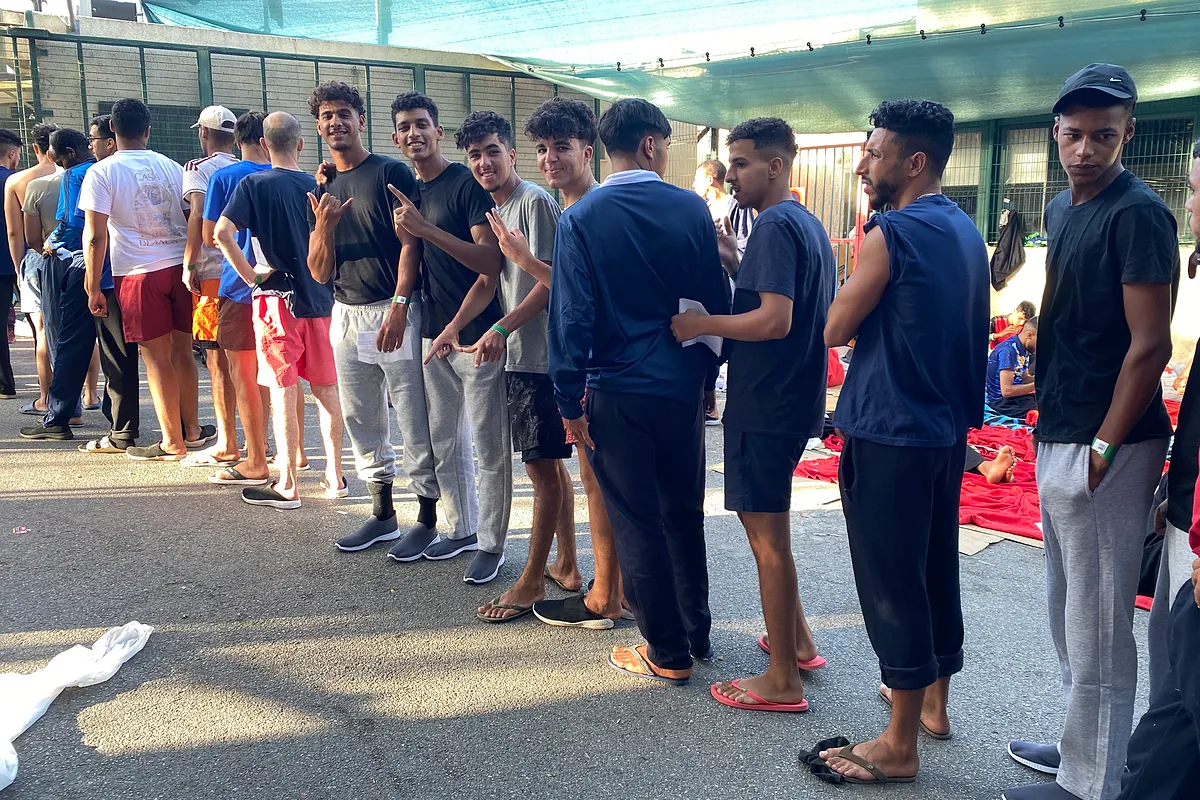 Decenas de migrantes colapsan el acceso al CETI de Ceuta tras subir las entradas por mar
