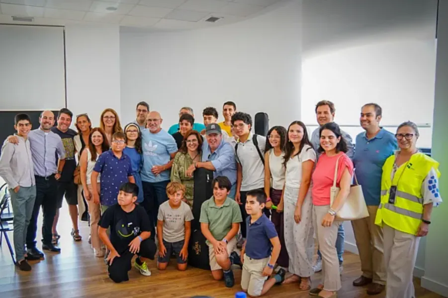 Luis de la Fuente, en el polideportivo de Marazuela para acompañar a los desalojados: «Es mi obligación estar aquí para animar a la gente, sintiéndonos partícipes de su dolor»